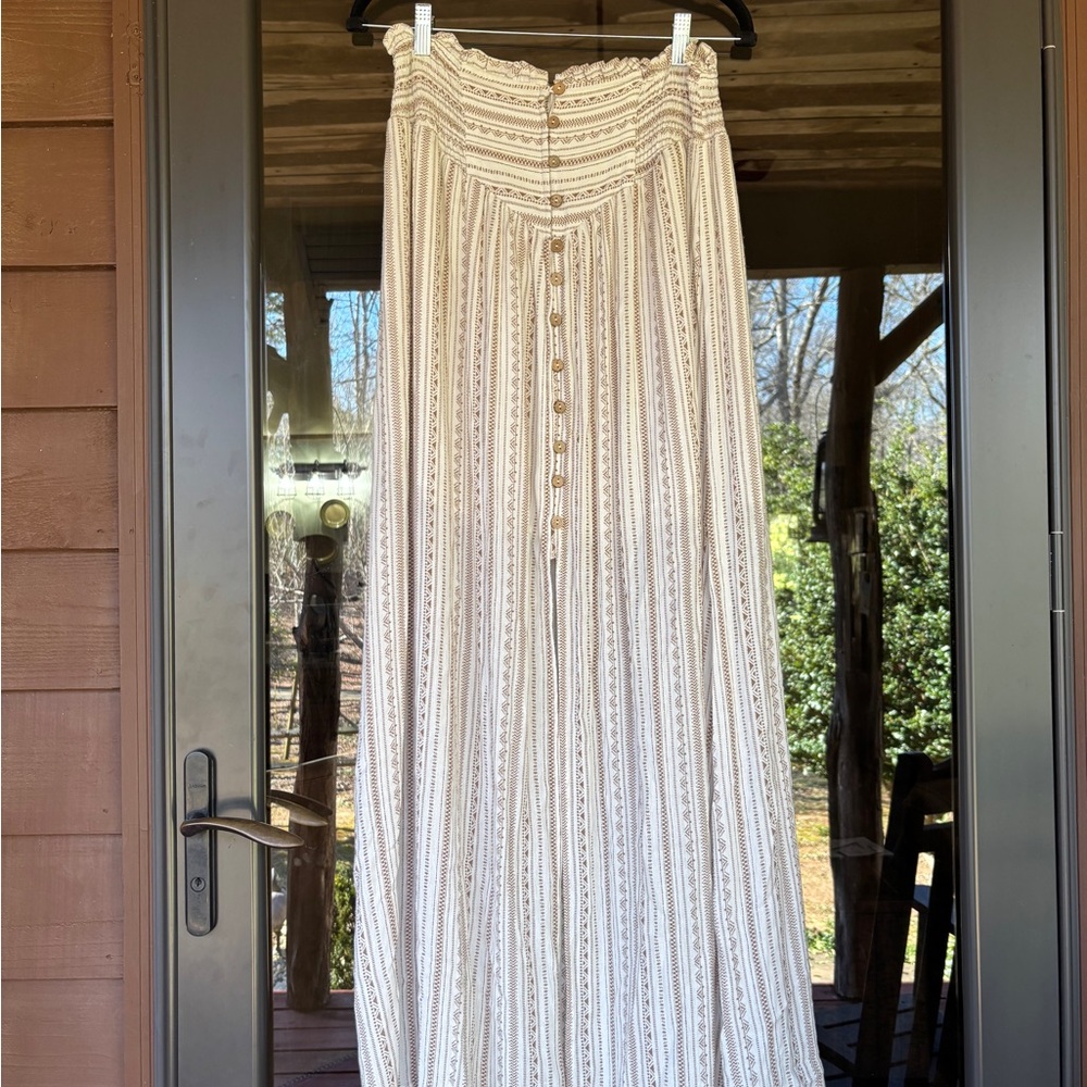 Cute skirt with slit down the side. Perfect for summer.